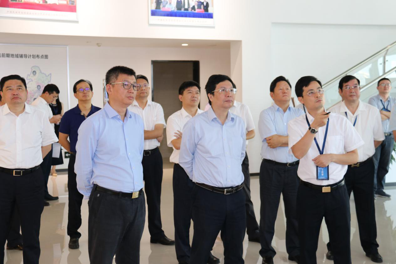 <b>胡衡华调研一乡一品产业促进发展中心|要求全力以赴打造一乡一品先导区、示</b>
